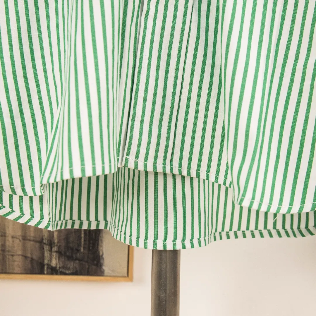 P290 zp version [Exclusive supply] Ralph Lauren/Ralph Lauren 2025SS new old-money style cotton poplin large and small striped long-sleeved casual shirt, 100% restored workmanship, embedded seams and clean edges, curved triangular bifurcation ✅100% cotton poplin, smooth feel, pre-car wash treatment, tighter yarn ✅Custom-dyed original pearlescent white bottom buttons, large and small partitions, vertical eyelets✅Special shaped chiffon foil included in the collar door tube Not easy to deform and pull ✅ RL three-color large and small vertical striped shirt. Extraordinary isometric. Cleverly matched stripes. Multiple wear to inspire self-expression. Relaxed layering to play with the look of the four seasons. Color: Red, Blue, Green Size: S M L XL Number: WW10964